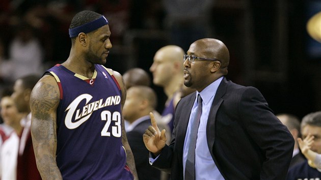 Mike Brown v asech, kdy coby trenr Clevelandu vedl LeBrona Jamese.