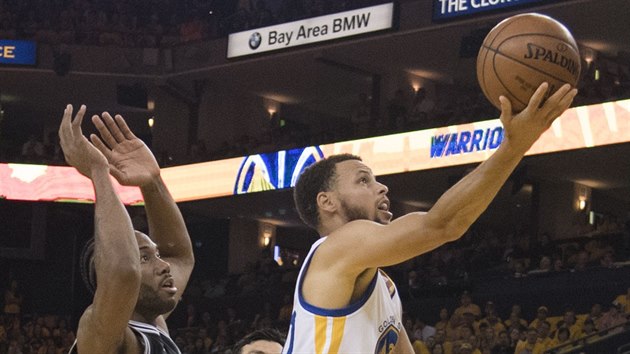 Stephen Curry z Golden State zakonuje na ko San Antonia, brnil ho Kawhi Leonard.