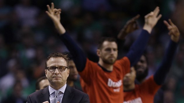 Scott Brooks a jeho mui se raduj z trefy Washingtonu.