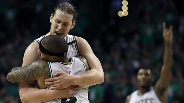 Kelly Olynyk (ten vy) a Isaiah Thomas oslavili postup Bostonu v play-off spolen, Marcus Smart zdrav fanouky.