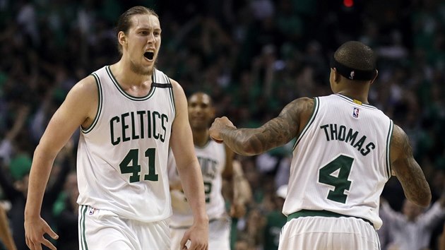 Kelly Olynyk (vlevo) a Isaiah Thomas z Bostonu oslavuj.