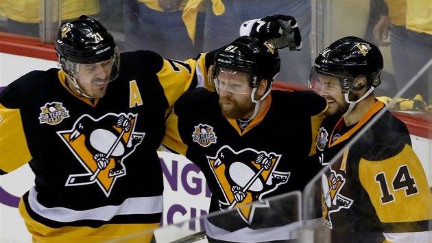 Jevgenij Malkin (71), Phil Kessel (81) a Chris Kunitz (14) oslavuj trefu Pittsburghu.