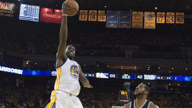 Draymond Green (vlevo) z Golden State stoup ke koi San Antonia, neubrnil ho LaMarcus Aldridge.