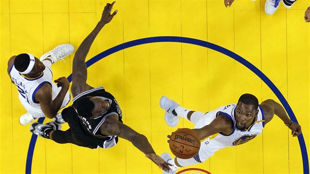 Kevin Durant (vpravo) z Golden State zakonuje proti San Antoniu, brn ho Dewayne Dedmon.