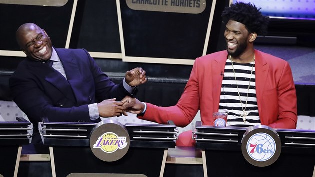 Magic Johnson (prezident LA Lakers, vlevo) a Joel Embiid (pivot Philadelphie) lakuj bhem show, kter draftovou loterii NBA doprovz.