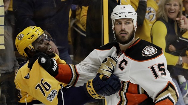 P. K. Subban (vlevo) z Nashvillu a Ryan Getzlaf z Anaheimu se pouchuj.