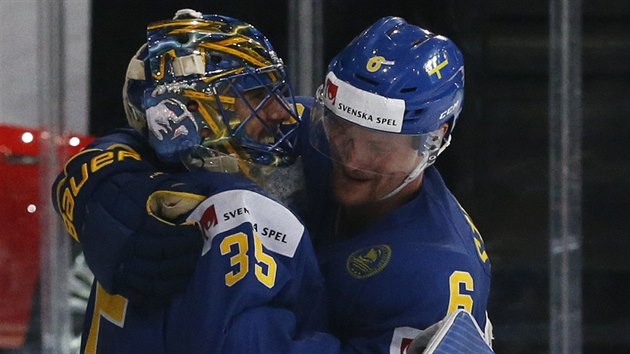 Henrik Lundqvist (vlevo) v objet Antona Strlmana po postupu vdskch hokejist.