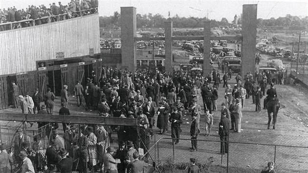 Ruch na hlavnm vstupu do stadionu Spartu ped ligovm zpasem v roce 1940