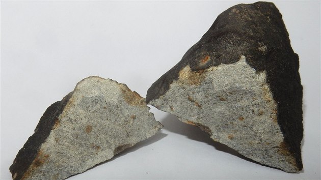 Meteorit byl nalezen mezi obcemi istves a Bentky na Hradecku, kam dopadl 17. kvtna 2016.