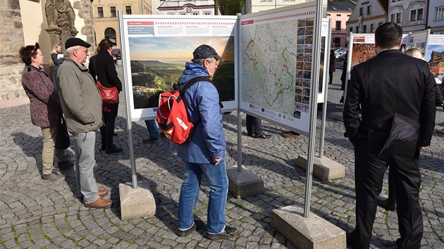 Putovn vstava Ble k prod, ble ke kultue zachycuje msta Kladskho pomez a sousednho polskho pohrani. Snmek je z vernise v Nchod v dubnu 2017, od kvtna do jna bude vstava putovat do Opole, Chorzwa, Lode, Poznan, Prahy, Adrpachu, Ratiboic a Vratislavi.