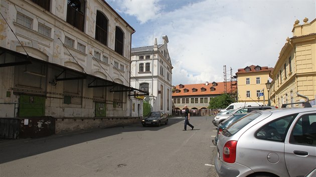 Prostranstv ped litomickm kulturnm domem a pivovarem je naopak msto, kde se lid dobe nect.