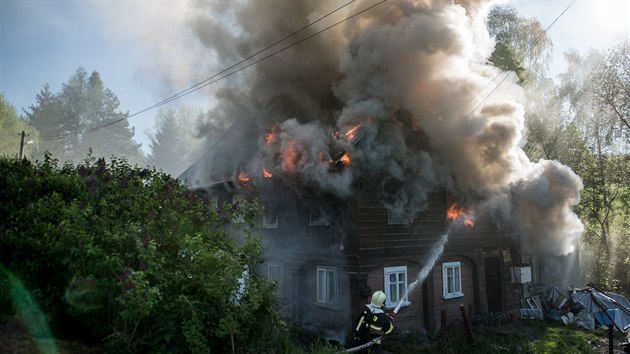 tyi jednotky zasahovaly u poru domu ve Varnsdorfu, z oken lehaly nkolikametrov plameny.