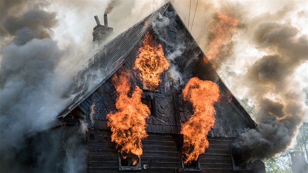 tyi jednotky zasahovaly u poru domu ve Varnsdorfu, z oken lehaly nkolikametrov plameny.