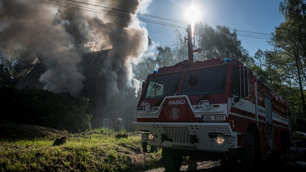 tyi jednotky zasahovaly u poru domu ve Varnsdorfu, z oken lehaly nkolikametrov plameny.