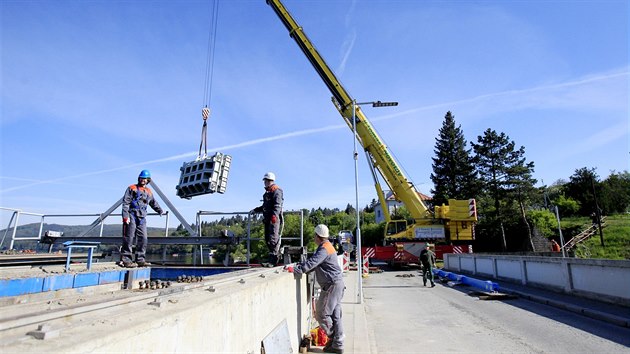 Speciln jeb, kter zvldne bemena o vze a 350 tun, ve stedu na hrzi Brnnsk pehrady opatrn usazoval do achty vedouc k turbn mstn vodn elektrrny kovov bemeno.