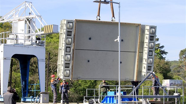 Speciln jeb, kter zvldne bemena o vze a 350 tun, ve stedu na hrzi Brnnsk pehrady opatrn usazoval do achty vedouc k turbn mstn vodn elektrrny kovov bemeno.