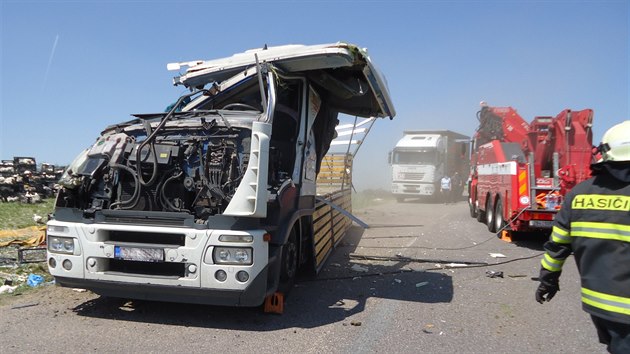 Kamion zstal po nehod u Mikulovic na Znojemsku na stee. V kabin zstal zaklnn spolujezdec.