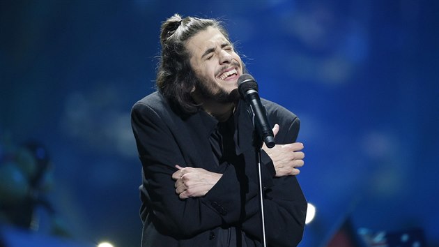 Vtzem Eurovize 2017 se stal Salvador Sobral, vhra putuje poprv do Portugalska.