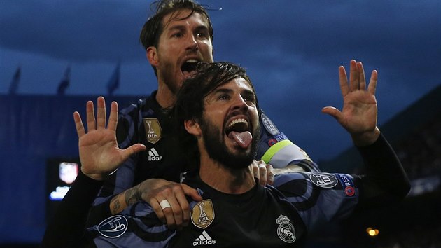 SN͎IL JSEM. Isco spolu s kapitnem Realu Madrid Sergiem Ramosem oslavuje v utkn proti Atltiku branku na 1:2.
