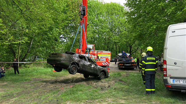 Policist vytahovali ze dna rybnka v lokalit Koz Becrek automobily.