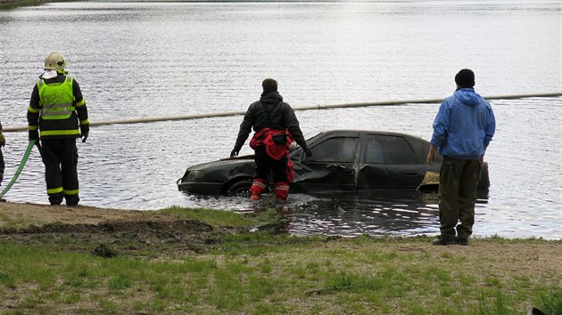 Policist vytahovali ze dna rybnka v lokalit Koz Becrek automobily.