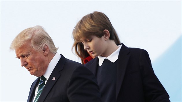 Donald Trump a jeho nejmlad syn Barron (Palm Beach, 17. bezna 2017)
