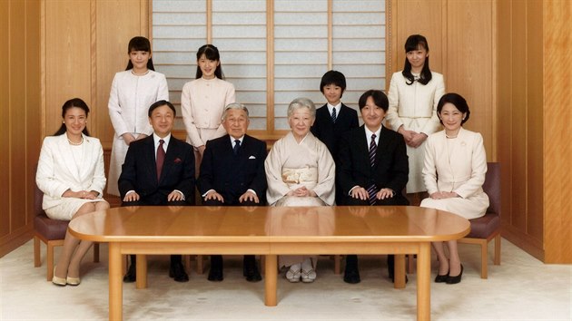 Japonsk csa Akihito a csaovna Miiko se syny a jejich rodinami (Tokio, 28. listopadu 2016)