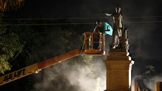 Strhávání sochy  konfederaního prezidenta Jeffersona Davise v New Orleans....