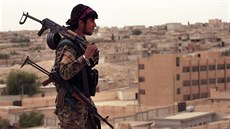 Kurdové vytlaují bojovníky IS ze syrského msta Tabká (30. dubna 2017)