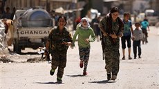 Kurdské bojovnice v syrském mst Tabká (12. kvtna 2017)