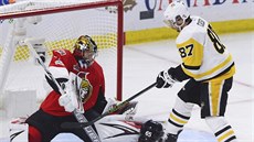 Sidney Crosby z Pittsburghu pekonává Craiga Andersona v brance Ottawy.