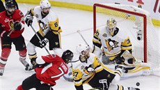 Kyle Turris z Ottawy stílí na branku Pittsburghu, jeho ránu blokuje Carter...