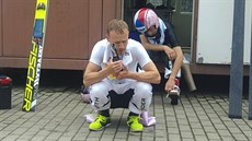 Český reprezentant Roman Koudelka poslouchá hodnocení svého skoku z úst trenéra... Český reprezentant Roman Koudelka poslouchá hodnocení svého skoku z úst trenéra...