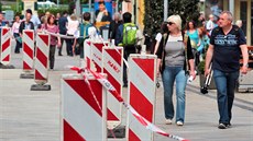 Desítky sloupků s nataženými páskami omezují chodce na karlovarské třídě T. G.... Desítky sloupků s nataženými páskami omezují chodce na karlovarské třídě T. G....