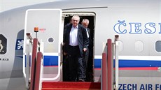 Prezident Milo Zeman vystupuje z letadla po píletu do Pekingu (12.5.2017)