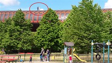 Chlapec s dívkou se procházeli po tubusu metra mezi stanicemi Hůrka a Lužiny,... Chlapec s dívkou se procházeli po tubusu metra mezi stanicemi Hůrka a Lužiny,...