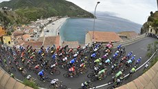Cyklistický peloton během šesté etapy Giro d'Italia. Cyklistický peloton během šesté etapy Giro d'Italia.