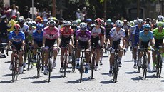 Cyklistický peloton během startu dvanácté etapy Giro d'Italia. Cyklistický peloton během startu dvanácté etapy Giro d'Italia.