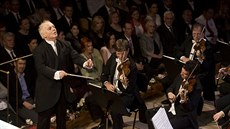 Dirigent Daniel Barenboim s Vídeňskými filharmoniky na zahajovacím koncertě... Dirigent Daniel Barenboim s Vídeňskými filharmoniky na zahajovacím koncertě...