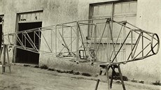 Charles Lindbergh u letounu Ryan NYP. Zajímavý vzor na duralových krycích plechách a vrtulovém kuelu byl docílen brouením, jeho funkcí bylo optické zakrytí nerovností vzniklých pi primitivním tváení tchto díl.