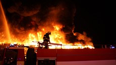 V Otrokovicích zachvátil požár průmyslovou halu (18. květen 2017). V Otrokovicích zachvátil požár průmyslovou halu (18. květen 2017).