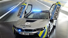 éf dopravní policie Tomá Lerch pevzal od zástupc znaky nový supersportovní vz BMW i8 v barvách policie (10. kvtna 2017)