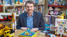 Ředitel Dino Toys Jan Šlemín předvádí svůj sortiment. Vedle Kloboučku hop u... Ředitel Dino Toys Jan Šlemín předvádí svůj sortiment. Vedle Kloboučku hop u...