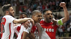 Fotbalisté Monaka oslavují vstelený gól v utkání proti Saint-Étienne, ve...