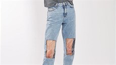 Díny s názvem MOTO Clear Panel Mom Jeans mají na kolenou záplaty z plastu.