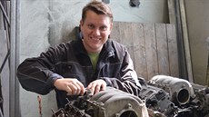 Štěpán Marek leští motory a vytváří z nich designové stoly pro automobilové... Štěpán Marek leští motory a vytváří z nich designové stoly pro automobilové...