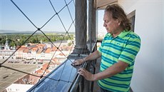 Správce Černé věže Jan Vančura ukazuje panoramatické fotografie, na nichž jsou... Správce Černé věže Jan Vančura ukazuje panoramatické fotografie, na nichž jsou...