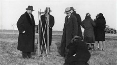 Příprava startovací rampy v březnu 1930 v Praze na pláni u Bílé Hory. Ludvík... Příprava startovací rampy v březnu 1930 v Praze na pláni u Bílé Hory. Ludvík...