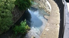 Znečištěná voda vytékající do řeky Svitavy. Znečištěná voda vytékající do řeky Svitavy.