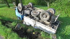 Takto dopadlo auto poté, co pod ním utrhla krajnice. Takto dopadlo auto poté, co pod ním utrhla krajnice.